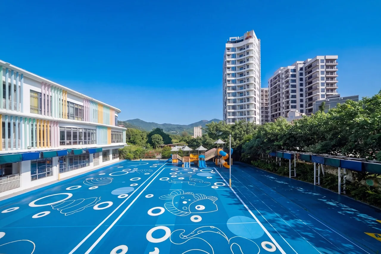 赛思校园的蓝色户外活动场地和教学楼