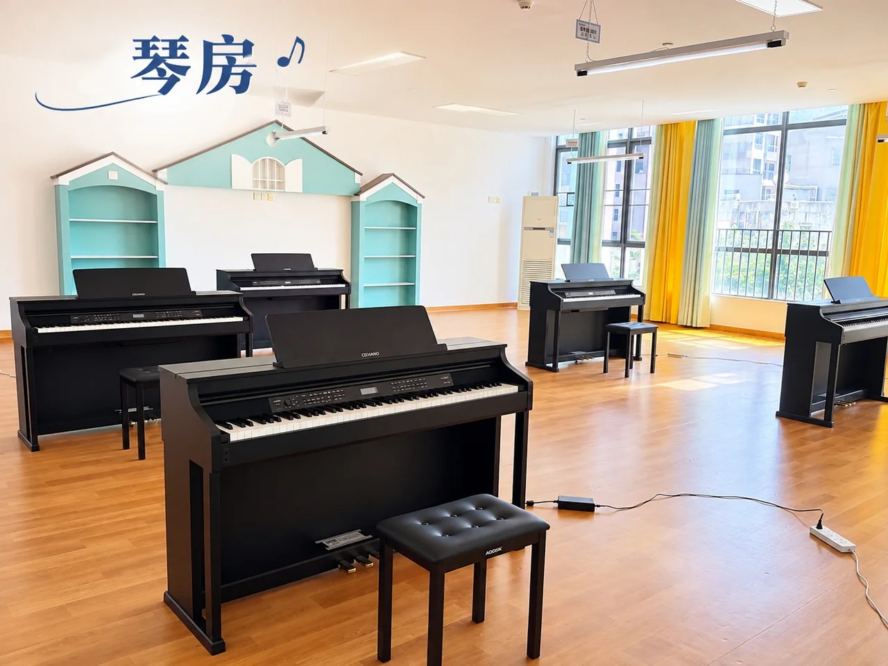赛思钢琴房,整齐摆放的钢琴与窗边座位