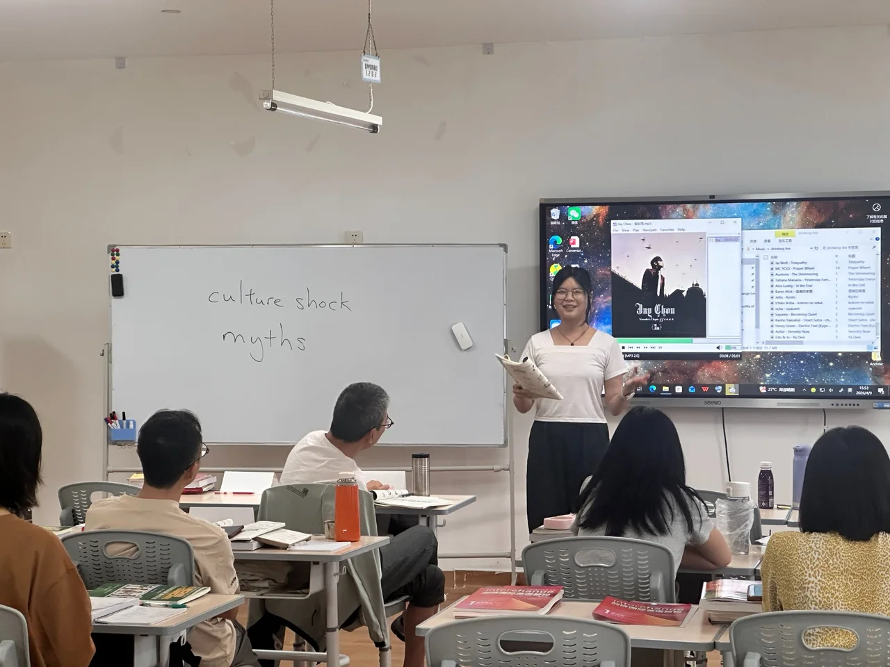 赛思学员在课堂前方分享,其他学员聆听交流